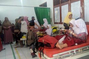 Diduga Keracunan Jajanan, Belasan Anak SD Dilarikan ke Puskesmas