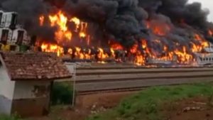 Kobaran Api Hanguskan Ratusan Gerbong Bekas Di Stasion Kereta Api Cikaum