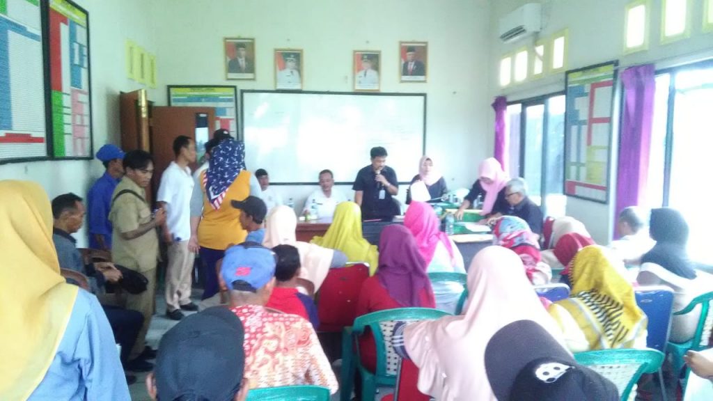 BPN Karawang Bagikan Sertifikat PTSL Desa Lemahmakmur