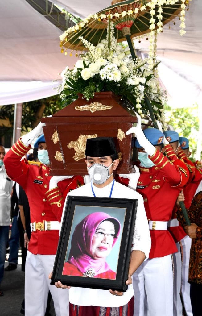 Presiden Jokowi antar Jenazah Almarhumah Ibunda ke Tempat Peristirahatan Terakhir