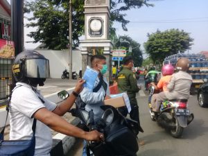 Cegah Covid 19, PD IWO Purwakarta dan Satlantas Polres Purwakarta Bagikan Masker Gratis ke Pengguna Jalan