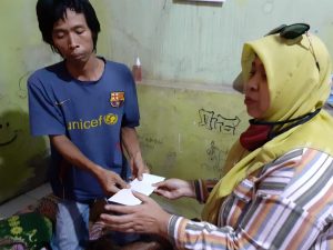 Srikandi Mandiri Berkunjung ke Rumah Mba Ulil Pengidap Penyakit Kulit