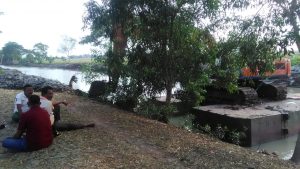 Ento Thohir Pantau Pengerukan Sungai Cidaroak Desa Lemahkarya