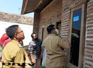 Sinergitas 3 Pilar Betsama Pendamping PKH Kecamatan Patok Besi Pasaang Stiker Penerima manfaat