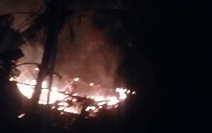 RUMAH WARGA DUSUN WAGIRSERUT DESA LEMAHMAKMUR KECAMATAN TEMPURAN KABUPATEN KARAWANG SEKITAR PUKUL 04.00 WIB. LUDES DILALAB SIJAGO MERAH