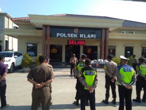 Giat Disiplin Wilayah Kecamatan Klari bagikan Masker dan Helm