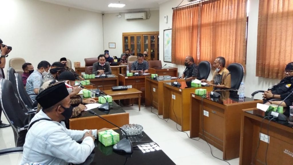 DPRD Karawang Menerima Pengunjukrasa