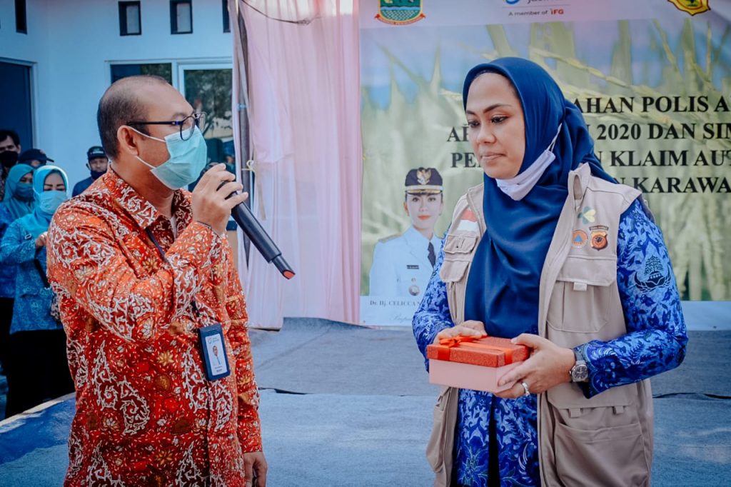 Bupati Karawang Menyerahkan Klaim AUTP Wilayah Kecamatan Cibuaya