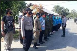 Kades Karangtanjung Gelar Razia Disertai Pembagian Seribu Masker Gratis