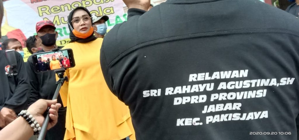 Mak Sri Meletakan Batu Bata Pertama Mushola Nurul Ikhlas Tulukbuyung