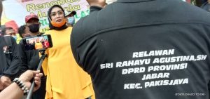 Mak Sri Meletakan Batu Bata Pertama Mushola Nurul Ikhlas Tulukbuyung