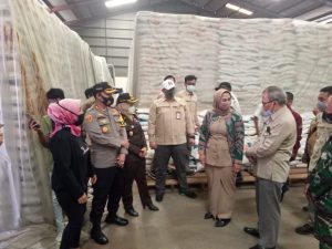 KPM KABUPATEN KARAWANG MENERIMA BERAS PROGRAM JPS DAMPAK COVID-19