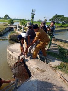 Kades Lemahmakmur Bersihkan Sampah Irigasi Temukan Besi Plat
