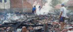 Dua Rumah Ludes Dilalap Sijago Merah