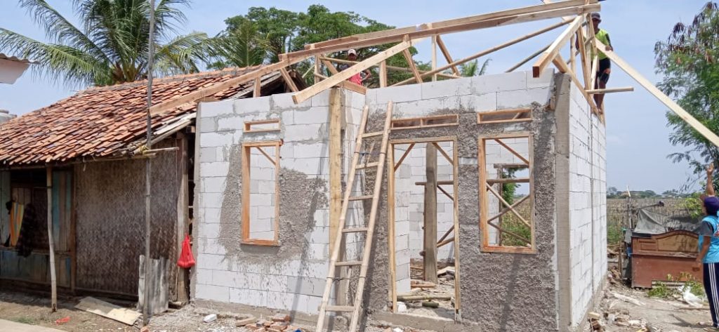 PELAKSANAAN PROGRAM RUTILAHU DESA BANJARSARI KECAMATAN SUKATANI DIDUGA TIDAK SESUAI RAB