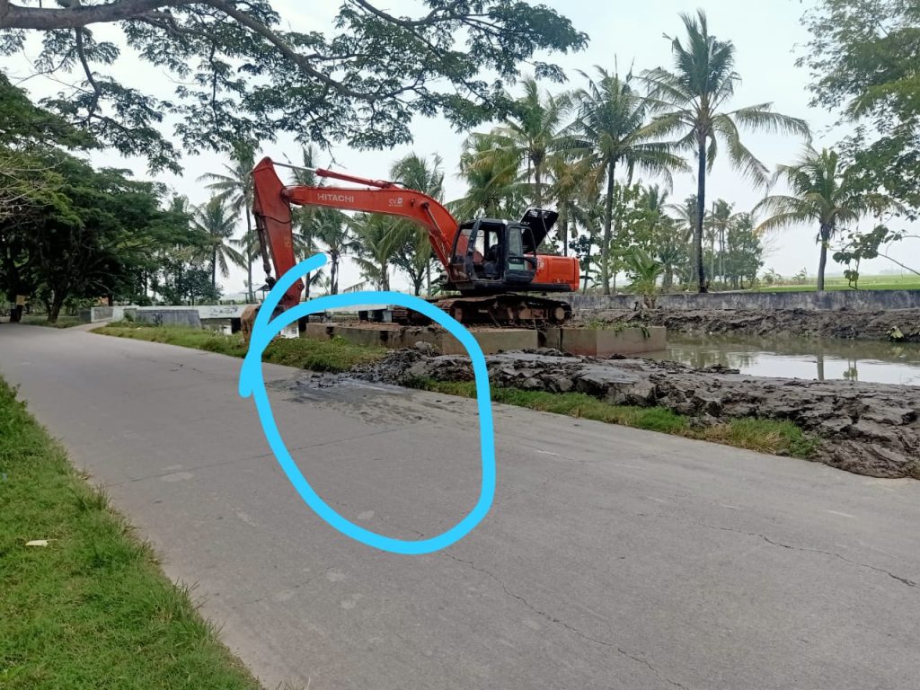 Pihak Pelaksana Normalisasi Srengseng Sangkal  Dugaan Pekerjaan Banyak Lumpur