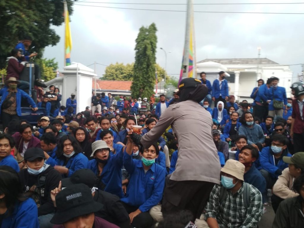 Ratusan mahasiswa diijinkan masuk dan menduduki gedung sidang DPRD Kabupaten Karawang
