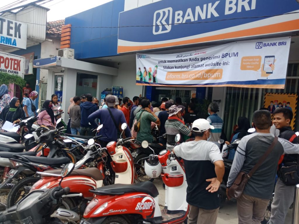 WARGA BERDATANGAN MENGECEK BPUM KE KANTOR BRI CIASEM