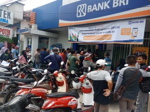 WARGA BERDATANGAN MENGECEK BPUM KE KANTOR BRI CIASEM