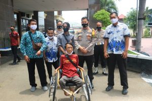Kapolres Karawang Beserta Pengurus NPCI Penyerahan Roda Disabilitasi