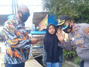 Kapolsek Kota Bersama LSM GMBI Bagikan Masker Setiap Hari Di Wilayah Polsek Kota Karawang