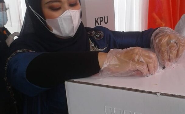 Dr Cellica Nurachadiana Menggunakan Hak Pilihnya Di TPS 26 Kelurahan Karawang Wetan