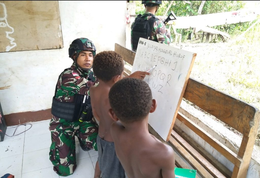 Satgas Yonif Raider 100/PS Berikan Bimbel Kepada Anak-Anak Perbatasan Di Papua