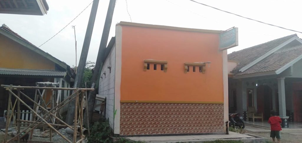 Tiang Listrik Hampir Menimpa Rumah Warga PLN Cuek