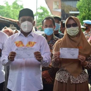 Paslon Nomor Urut 3 Kang Jimy Beserta Istri Gunakan Hak Pilihnya Di TPS 02 Dusun Pulosari