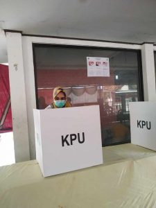 Hj. Sri Rahayu Agustina Tiba Di TPS 2,Untuk Gunakan Hak Pilihnya