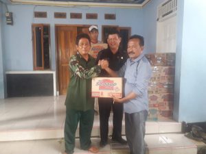 APDESI Karawang Salurkan Sembako Untuk Kebanjiran Di Desa Rawagempol wetan Kecamatan Cilamaya Weta