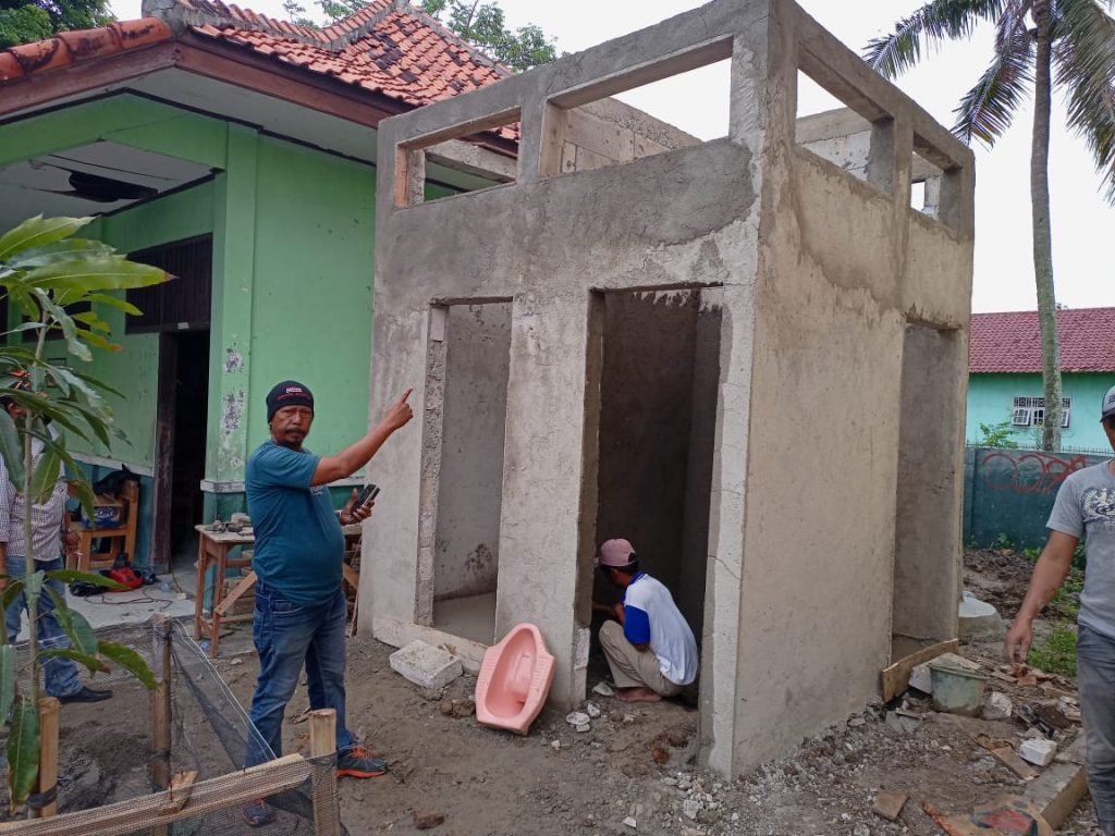 Akibat Bangunan WC SDN Sindangsari 04 Di Buat Asal Asalan Ketua GIBAS Sektor Cabangbungin Geram