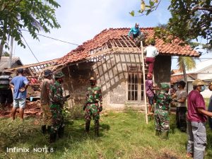 Koramil 03/Cb, Bantu Warga Yang Rumahnya Ambruk Terkena Angin Puting Beliung