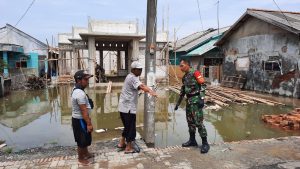 Danramil 03/Cb Meninjau Bencana Banjir Rob Di Muaragembong