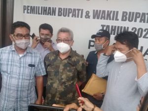 Tim Pemenangan Paslon No.3 Datangi Bawaslu Untuk Berikan Berkas Temuan Pilkada 2020 Karawang