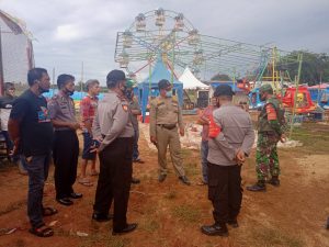 Muspika Kecamatan Cabangbungin bersama TNI – Polri Bubarkan Hiburan Pasar Malam Di Tengah Pandemi Covid -19
