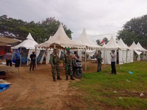 Babinsa Bantu Pembubaran Pasar Malam Guna Memutus Mata Rantai Penyebaran Covid-19