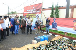 Polres Karawang Musnahkan Ribuan Barang Bukti Miras Hasil Oprasi Cipta Kondisi