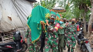 Danramil 03/Cb Pimpin Upacara Pemakaman Militer Dengan Khidmat