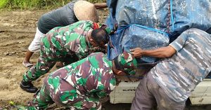 Babinsa Koramil 03/Cb Membantu Mengevakuasi Kendaraan Warga Yang Terperosok Di Kubangan Lumpur