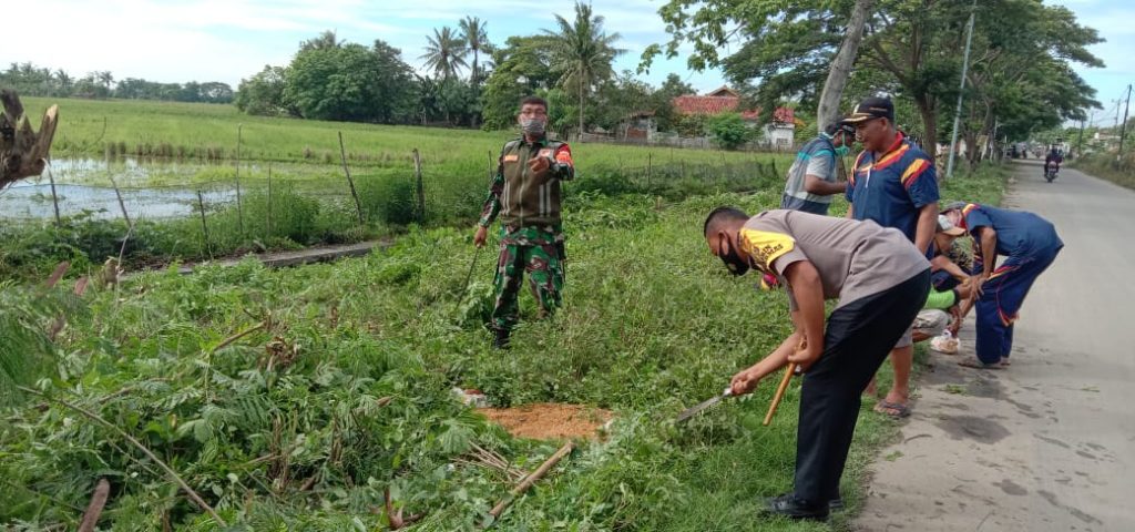 Partisipasi Dan Dukungan Babinsa Koramil 03/Cb Dalam Kegiatan Padat Karya Tunai Desa