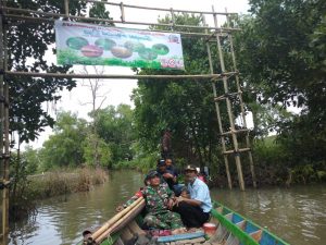 Babinsa Koramil 03/Cb Bersama Pokdarwis Dan Warga Bersihkan Sungai Pondok Dua