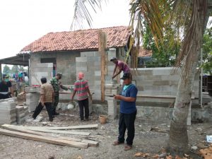 Jaga Hubungan Baik, Babinsa Koramil 03/Cb Bantu Renovasi Rumah Warga