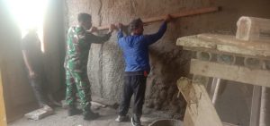 Babinsa Koramil 03/Cb Bantu Kegiatan Renovasi Rumah Warga Binaan
