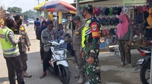Babinsa Koramil 03/Cb Bersama Anggota Polsek Gelar Operasi Yustisi
