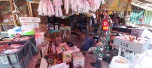 Babinsa Koramil 03/Cb Turun Ke Pasar Tradisional Cek Harga Sembako