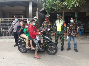 Bersama Pemuda Ansor, Babinsa Koramil 03/Cb Bagikan Masker Gratis