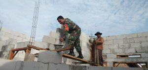 Babinsa Koramil 03/Cb Bantu Kegiatan Pembangunan Rumah Warga Binaan