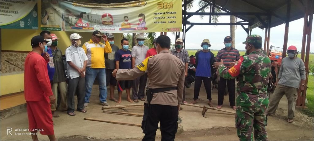 Bersama Aparat Desa Dan Warga, Babinsa Koramil 03/Cb Bersihkan Jalan Dan Selokan