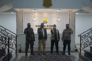 Bupati Karawang dr celicca Didampingi Kapolres Tinjau Jalur Pengamanan Malam Pergantian Tahun Baru 2021